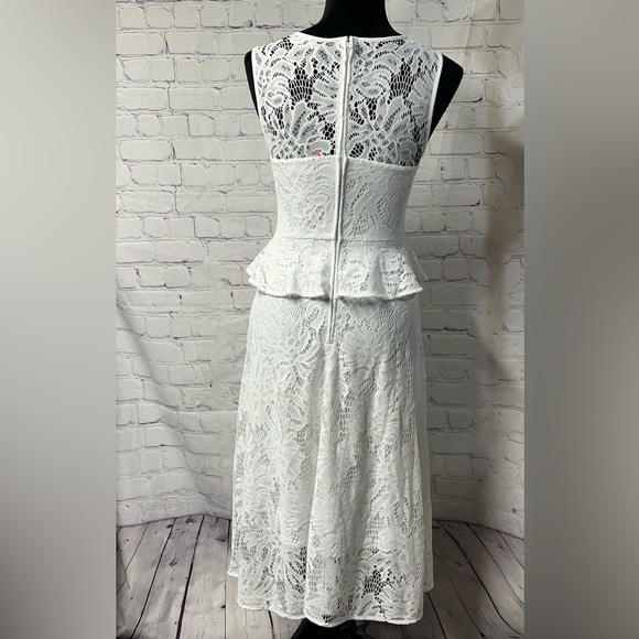 Women’s white lace dress - Picture 2 of 4